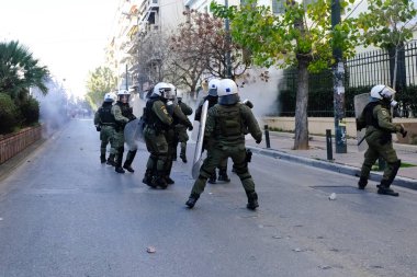 Yunanistan 'ın Atina kentindeki Ekonomi ve İş Üniversitesi' nin önünde 25 Şubat 2020 'de çevik kuvvet göstericileriyle çatışmaya girdi..