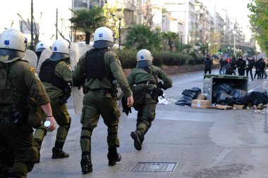 Yunanistan 'ın Atina kentindeki Ekonomi ve İş Üniversitesi' nin önünde 25 Şubat 2020 'de çevik kuvvet göstericileriyle çatışmaya girdi..