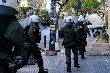 Yunanistan 'ın Atina kentindeki Ekonomi ve İş Üniversitesi' nin önünde 25 Şubat 2020 'de çevik kuvvet göstericileriyle çatışmaya girdi..