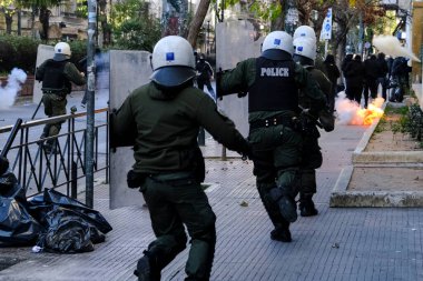 Yunanistan 'ın Atina kentindeki Ekonomi ve İş Üniversitesi' nin önünde 25 Şubat 2020 'de çevik kuvvet göstericileriyle çatışmaya girdi..