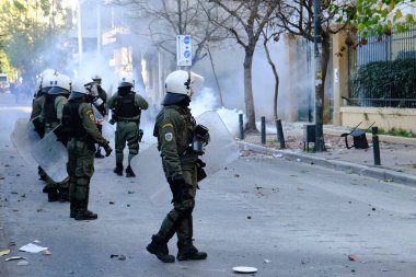 Yunanistan 'ın Atina kentindeki Ekonomi ve İş Üniversitesi' nin önünde 25 Şubat 2020 'de çevik kuvvet göstericileriyle çatışmaya girdi..