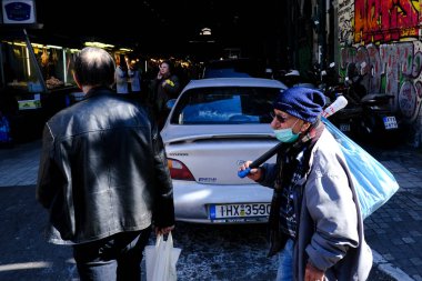 Koronavirüs salgını sonrasında koruyucu maskeler takan insanlar, 28 Şubat 2020 'de Yunanistan' ın Atina kentindeki bir alışveriş bölgesinde dolaşmaya başladılar..