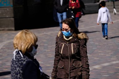 Koronavirüs salgını sonrasında koruyucu maskeler takan insanlar, 28 Şubat 2020 'de Yunanistan' ın Atina kentindeki bir alışveriş bölgesinde dolaşmaya başladılar..