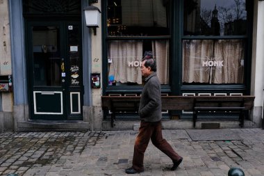 Brüksel, Belçika. 14 Mart 20.Bir yaya, Coronavirus hastalığı (COVID-19) salgını sonrasında kapalı bir restoranın önünden geçer. Belçika hükümeti okulları kapatmaya, tüm kültürel etkinlikleri iptal etmeye ve barları ve restoranları kapatmaya karar verdi.