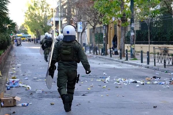 Αστυνομία Της Εξέγερσης Συγκρούστηκε Διαδηλωτές Έξω Από Οικονομικό Πανεπιστήμιο Αθηνών — Φωτογραφία Αρχείου