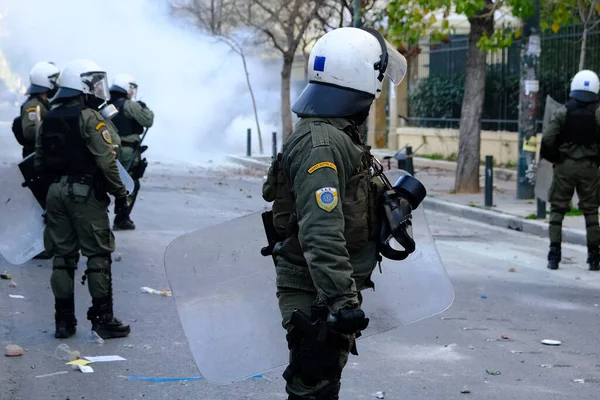 2020年2月25日 希腊雅典雅典经济和商业大学外的示威者与防暴警察发生冲突 — 图库照片