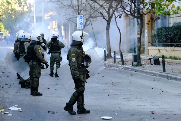 Policía Antidisturbios Enfrentó Con Manifestantes Fuera Universidad Economía Negocios Atenas — Foto de Stock