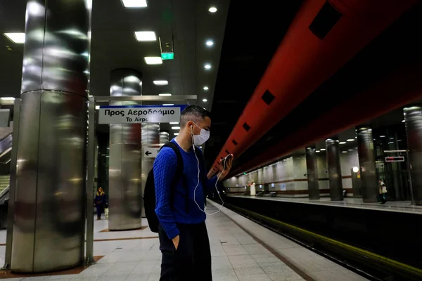 2020 그리스 아테네의 대중교통 기관에서 코로나 바이러스 가발생 이후로 얼굴을 — 스톡 사진