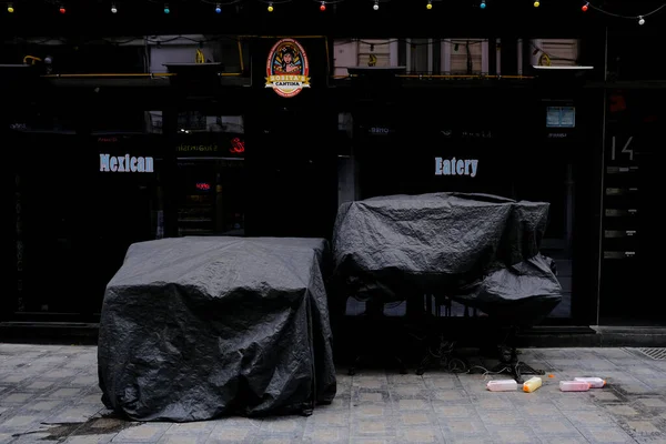 Bruselas Bélgica Marzo 2020 Peatón Pasa Por Restaurante Cerrado Tras —  Fotos de Stock