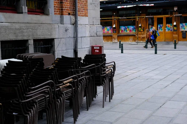 Bruselas Bélgica Marzo 2020 Peatón Pasa Por Restaurante Cerrado Tras — Foto de Stock