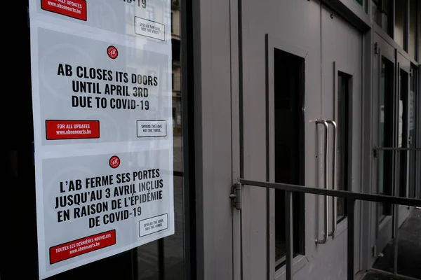 比利时布鲁塞尔 2020年3月14日 科罗内韦尔斯病 Covid 爆发后关闭商店的照片 比利时政府决定关闭学校 取消所有的文化活动 并关闭酒吧和餐馆 以防止恐怖主义的蔓延 — 图库照片