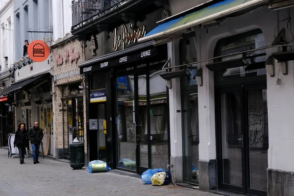 Брюссель Бельгія Березня Пішохід Проходить Повз Закритий Ресторан Після Спалаху — стокове фото