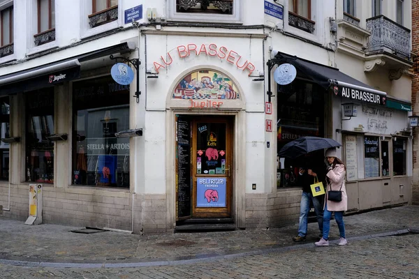 브뤼셀 벨기에 2020 보행자는 코로나 바이러스 Covid 레스토랑을 지나고 벨기에 — 스톡 사진