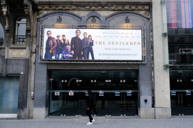 Brüksel, Belçika. 14 Mart 2020. Coronavirus hastalığı salgını sonrası kapalı sinemanın dış görünüşü (COVID-19). 