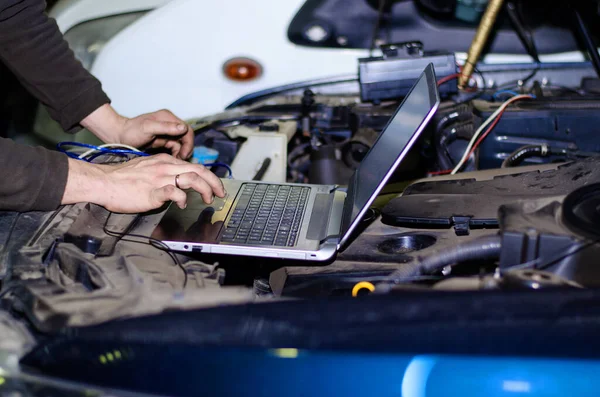 Experto del coche usando el ordenador portátil para el diagnóstico auto . — Foto de Stock