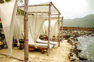 Deniz kenarında ahşap yataklı bir kubbe. Aşıklar için romantik bir yer. Kum kıyısı, taş imtiyazları. Yalnızlık ve tefekkür için bir yer.