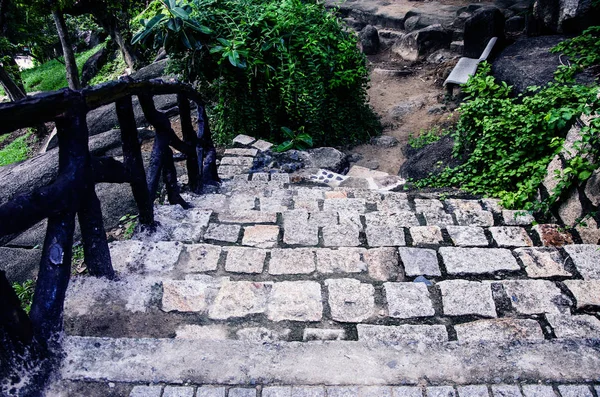 Старая каменная лестница в парке с деревянными перилами. На открытом воздухе . — стоковое фото