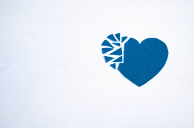 Mavi kağıttan yapılmış, beyaz arka planda yırtık parçalar olan kalp, üst manzara. Parçalanmış kağıttan kalbin bir parçası. Geri dönüşüm konsepti. Yıkıcı kalp.