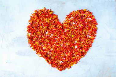 Kalbim gül yapraklarıyla kaplandı.