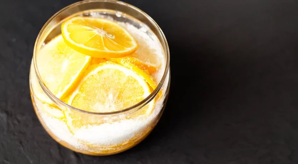Dunkle Stimmung Essen Schwarzer Hintergrund Zitronenscheiben Werden Einem Glas Gestapelt — Stockfoto