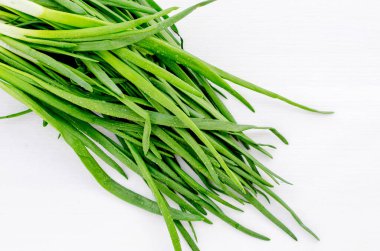 Bir demet taze soğan. Sağlıklı vejetaryen yemekleri. Salata ya da sos için. İzole edilmiş. Yakın plan..