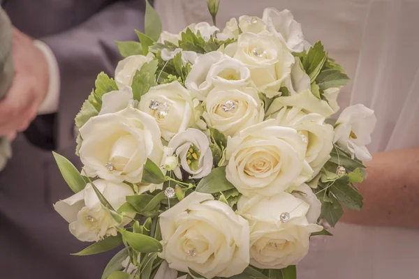 Prachtige witte bruiloft bloemen met veel juwelen en rozen — Stockfoto
