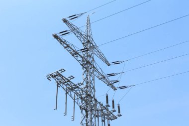 Elektrik güç hattı kule yeşil elektrik enerji taşır