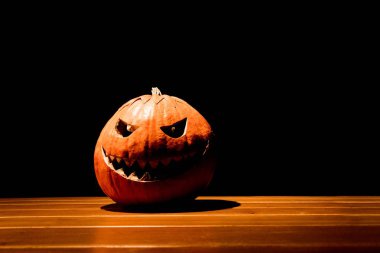 Yalnız halloween balkabağı gülümseme Siyah Kara ateş gözleri ağız ile