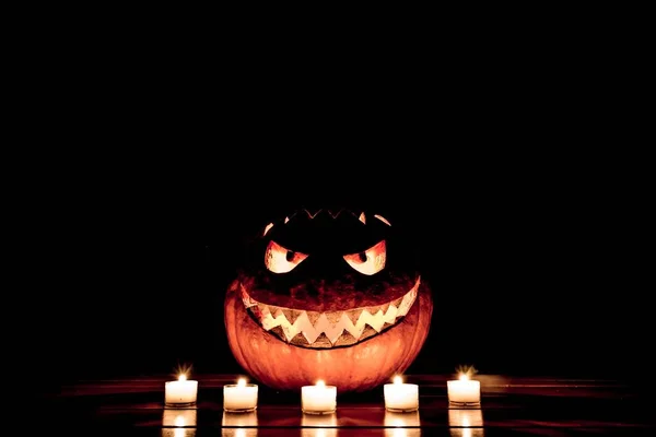 Svíčky halloween dýně úsměv s hořící oheň oči ústa — Stock fotografie