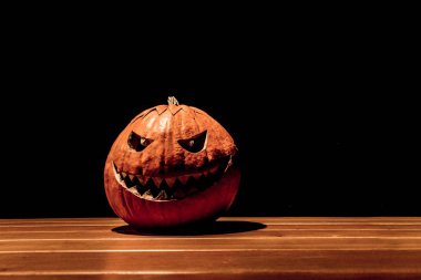 Yalnız halloween balkabağı gülümseme Siyah Kara ateş gözleri ağız ile