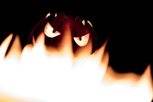 Spooky Halloween balkabağı sıcak yanma cehennem ateşi alevler içinde gülümseyen