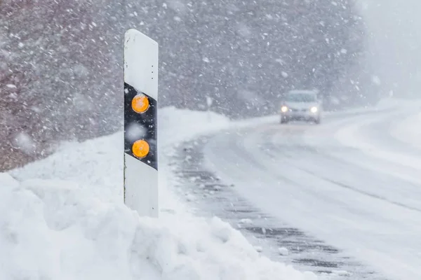 Reflektorsäule bei schneeweißem Schneesturm Auto Winterstraße — Stockfoto