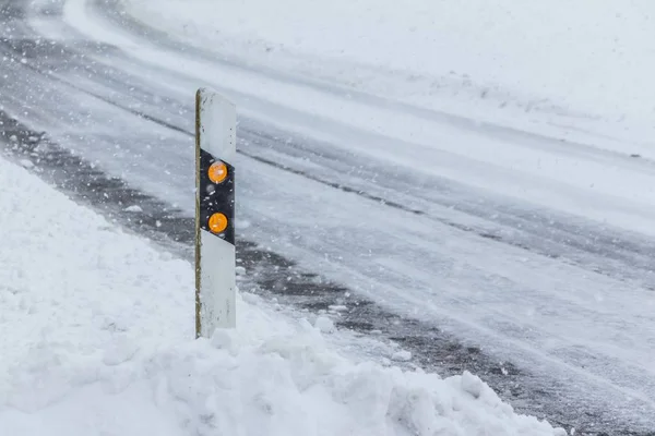Reflektor post o snowy śliskie lodowaty biały snow zima droga — Zdjęcie stockowe