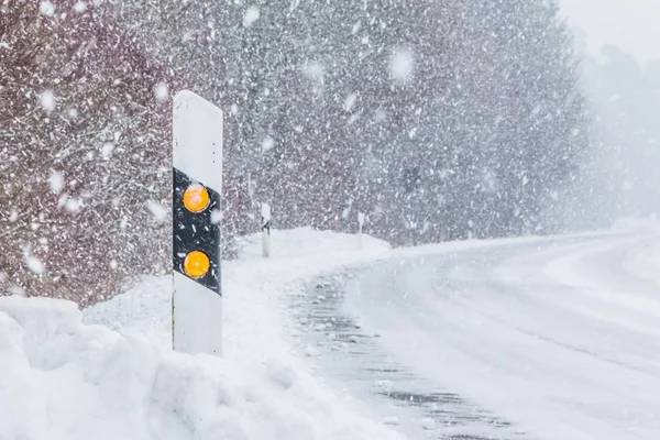 Reflektor post o biały snow zima blizzard płatki śniegu droga — Zdjęcie stockowe