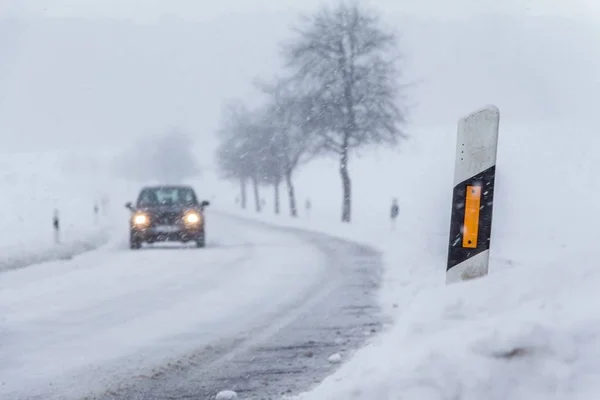 Snowy zimowych icy śliskie drogi z ruchu samochodowego biały śnieg — Zdjęcie stockowe