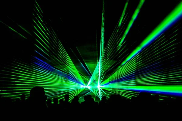 Green laser show nightlife club stage with party people crowd — Stock Photo, Image