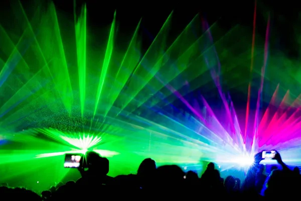 Colorido espectáculo de láser discoteca escenario con selfies smartphone —  Fotos de Stock