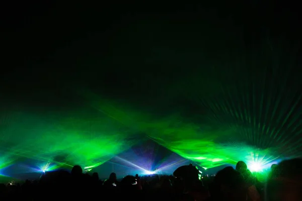 Laser colorido show nightlife clube palco com festa pessoas multidão — Fotografia de Stock