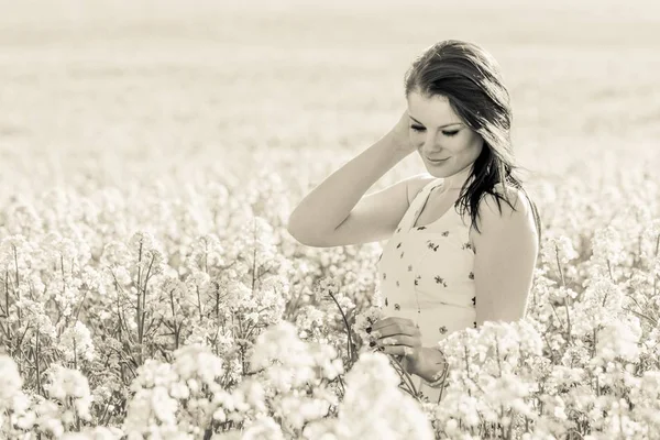 Belle jeune femme avec fleur dans une prairie d'été vintage — Photo