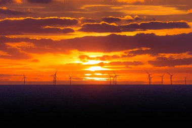 Rüzgar türbinleri günbatımında offshore temiz sıcak güç çiftlik yel değirmenleri