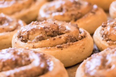 Lezzetli tarçın rulo pasta şeker buzlanma fındık doldurma