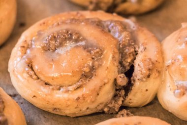 Lezzetli tarçın rulo pasta şeker buzlanma fındık doldurma