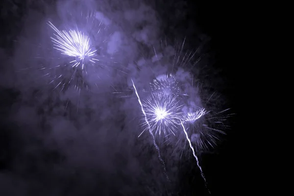 紫のビッグバンの星と豪華な花火大会の空のショー — ストック写真