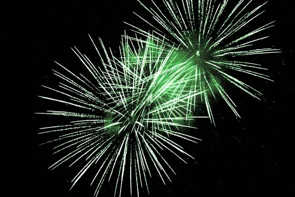 Feu d'artifice de luxe spectacle ciel avec vert big bang étoiles — Photo