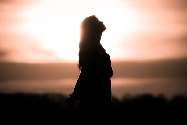 Alma de mulher jovem em meditação sol dourado aguardando tempos futuros — Fotografia de Stock