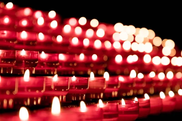 Grupo de velas vermelhas na igreja para oração de ressurreição de fé — Fotografia de Stock