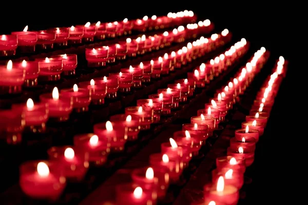 Gruppe roter Kerzen in der Kirche für das Auferstehungsgebet lizenzfreie Stockfotos