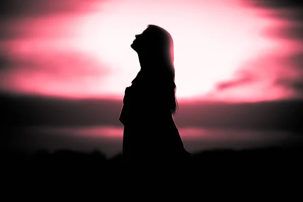 Молодая женщина душа на красном солнце медитации мечтая прошлые времена — стоковое фото