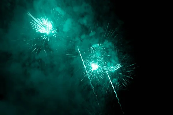Spettacolo cielo evento fuochi d'artificio di lusso con stelle turchesi big bang — Foto Stock