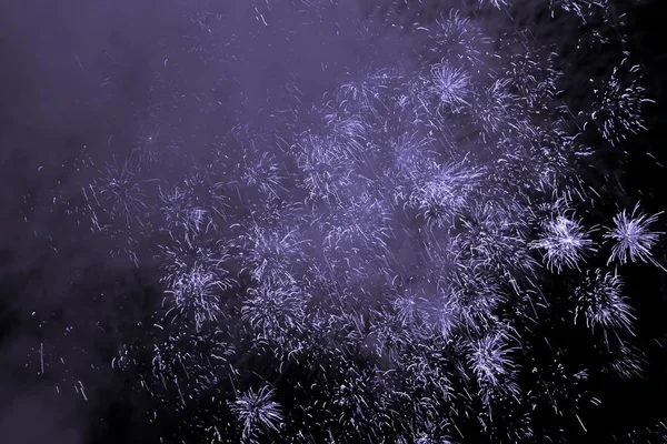 Espectáculo de fuegos artificiales de lujo evento cielo con estrellas púrpura grupo de racimo —  Fotos de Stock
